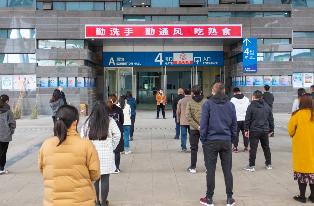 周末衛(wèi)生大掃除 營造會展中心全新面貌