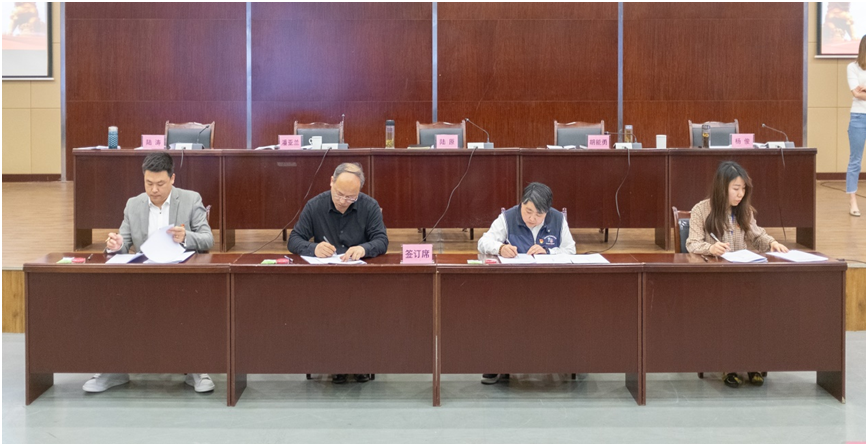 會展公司組織召開黨風(fēng)廉政建設(shè)工作會暨黨風(fēng)廉政建設(shè)責(zé)任書、廉潔從業(yè)承諾書簽訂會