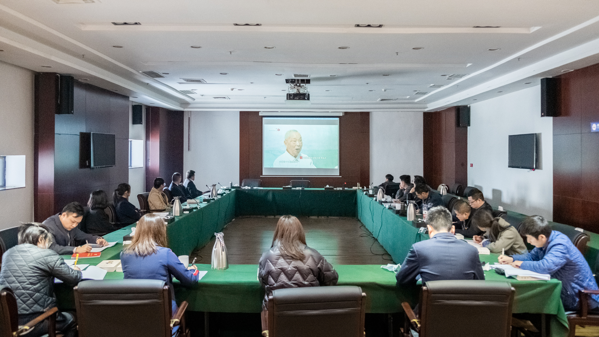 周永開：一生追隨共產(chǎn)黨的紀(jì)檢人 會(huì)展黨支部組織集中觀看先進(jìn)事跡教育片