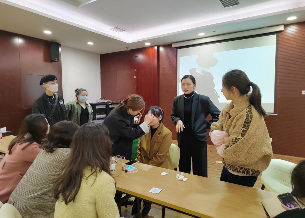 會(huì)展旅游公司組織開(kāi)展 “內(nèi)強(qiáng)素質(zhì) 外樹(shù)形象”職場(chǎng)禮儀專(zhuān)題培訓(xùn)